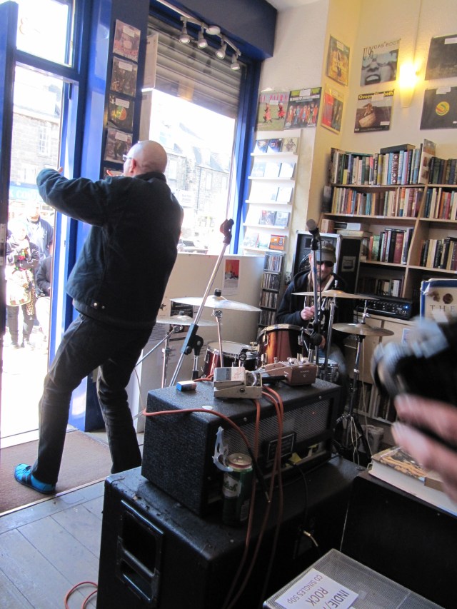 Mi fhìn a' rapadh dha na puncairean ann an Elvis Shakespeare